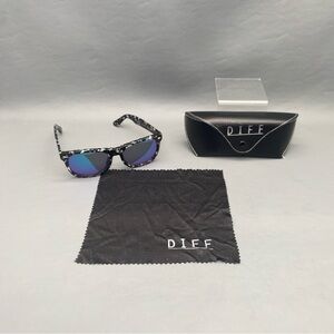 DIFF EYEWEAR MIRRORED BELLA POLARIZED BW BU03P Bluish-Purple Tint Lens